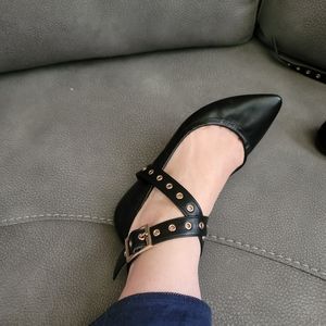 Super sexy pointy-toe black flats.